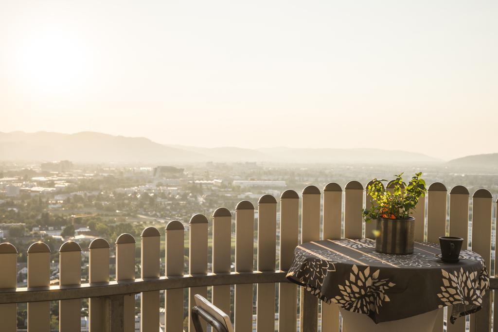 Sky View Apartment Wina Bagian luar foto
